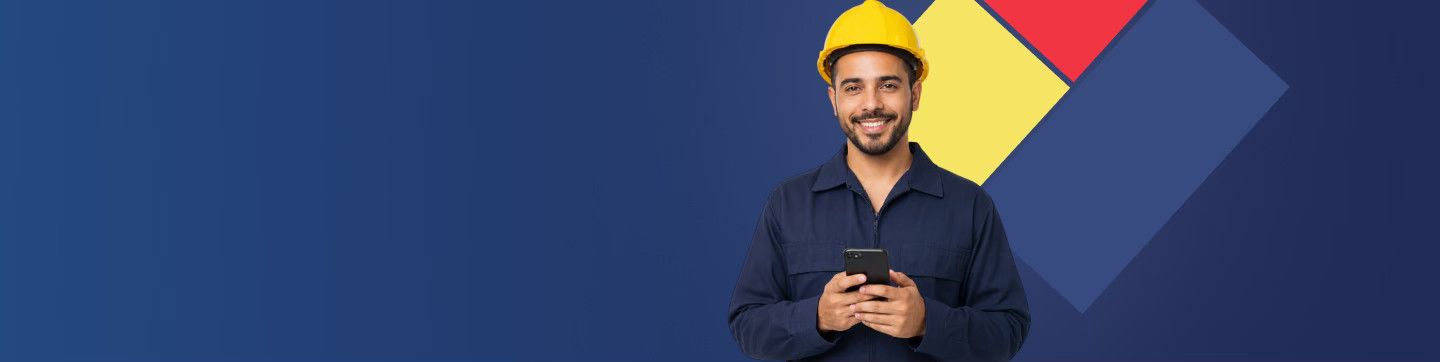 Técnico em Transações Imobiliárias consultando conteúdo do curso pelo celular