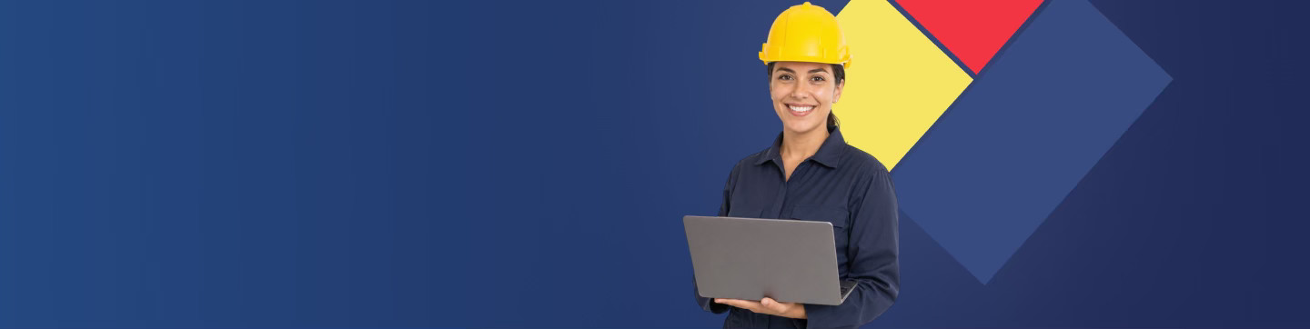 Técnico em Mecânica com capacete de segurança utilizando notebook